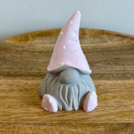 Betonwichtel Rosa sitzend